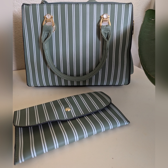 Brand new green purse with wallet - Picture 1 of 2